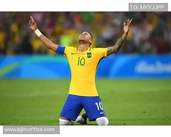 足球明星街头时尚生活高清图集展现球场外的魅力与风采